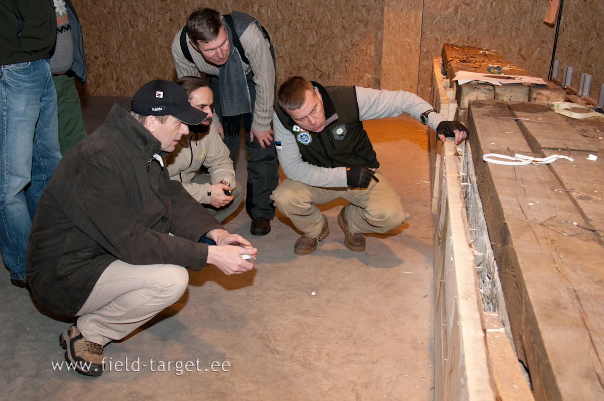 Peakohtunik kontrollib tulemusi koha peal. Elmet võitis 1 tabamusega.